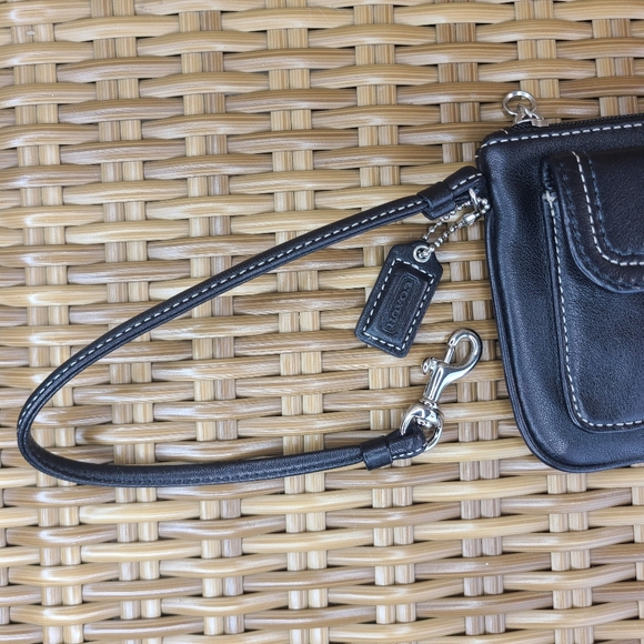 Coach Soho Black Leather Wristlet Clutch Bag Purse Buckle Detail Small - Picture 8 of 14